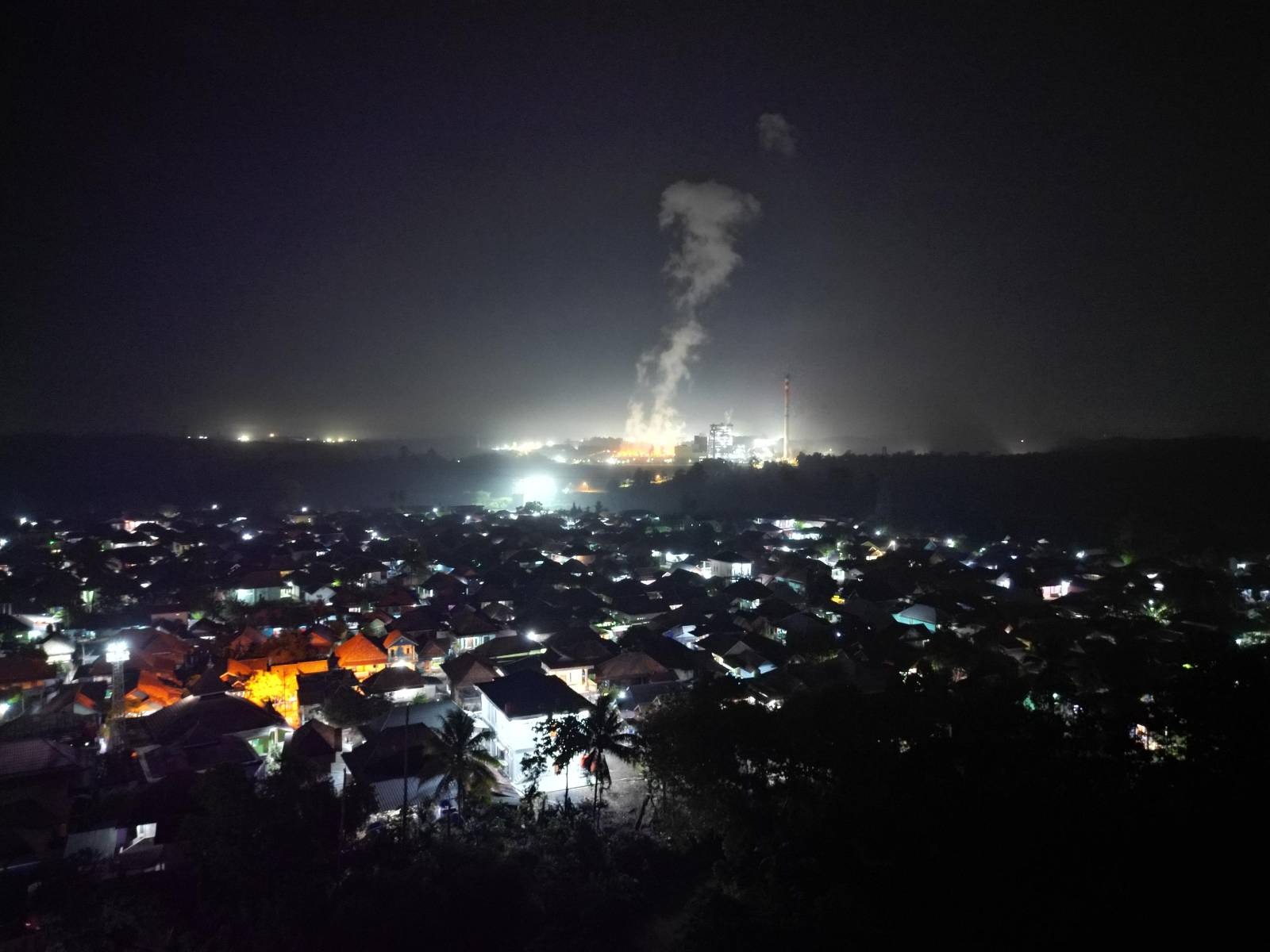 Suasana malam pemukiman warga yang berada tak jauh dari PLTU Keban Agung di Lahat, Sumatera Selatan. Foto: STuEB.