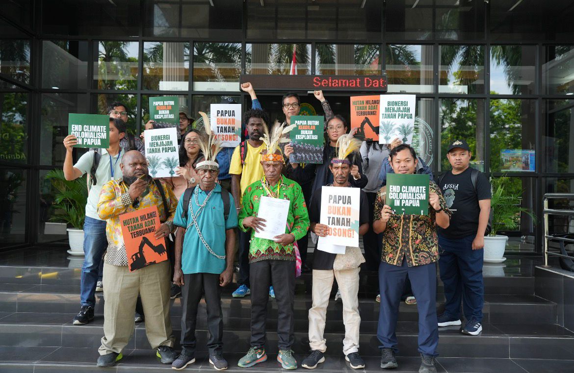 Masyarakat adat bersama tim kuasa hukum setelah menyerahkan gugatan terhadap SK Menteri Kehutanan Nomor 591/2025 yang mengancam keberlangsungan hutan dan penghidupan Orang Asli Papua ke PTUN Jakarta, Senin, 25 Mei 2025. Dok. Istimewa 