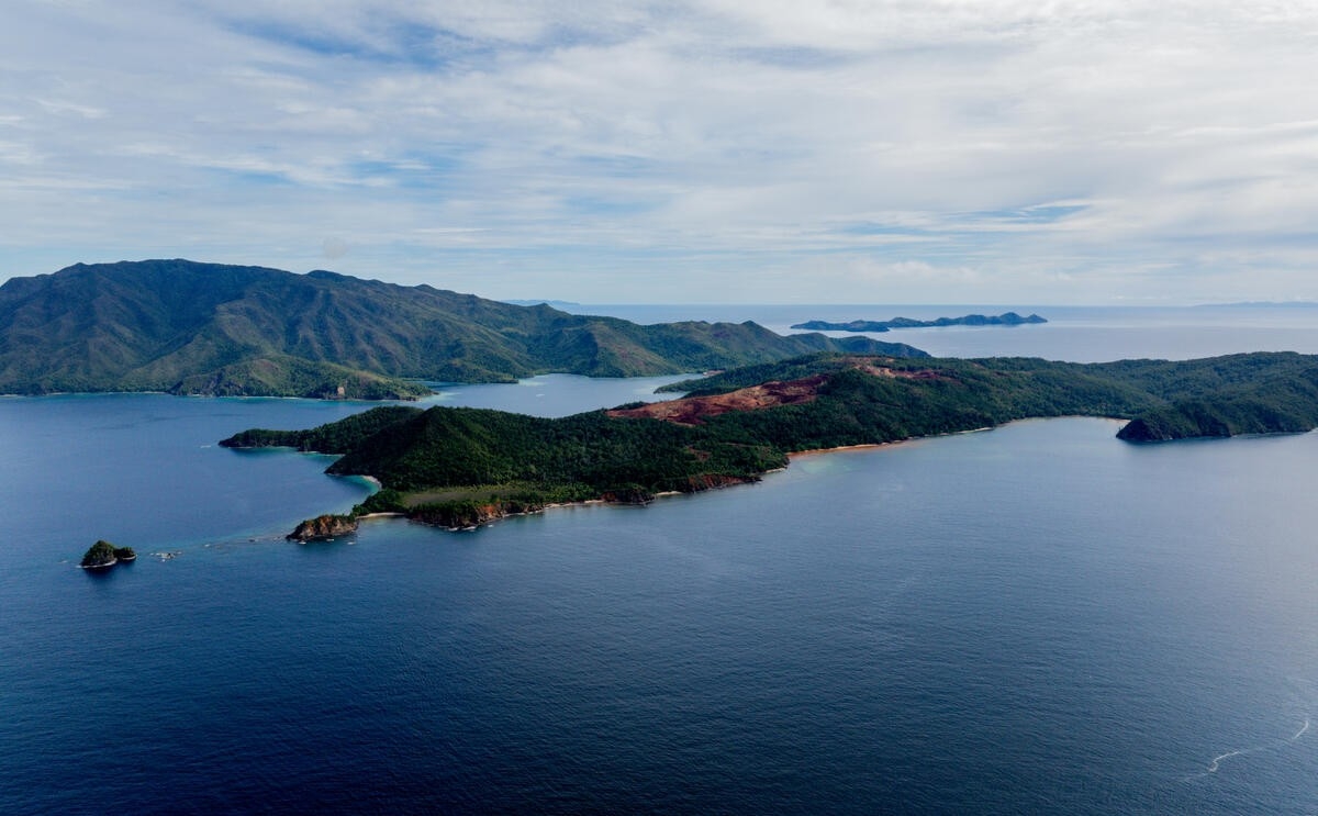Pulau Kawe, Raja Ampat, salah satu pulau kecil yang dibebani izin konsesi tambang nikel PT Kawei Sejahtera Mining, sebelum dicabut pada 2025. Dok. Greenpeace 