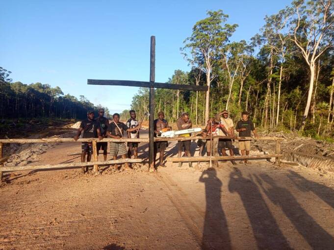 Marga Kamuyend memasang salib pemalangan jalan di KM 135 di Kampung Nakias, Distrik Ngguti, Provinsi Papua Selatan. Foto: LBH Papua Merauke
