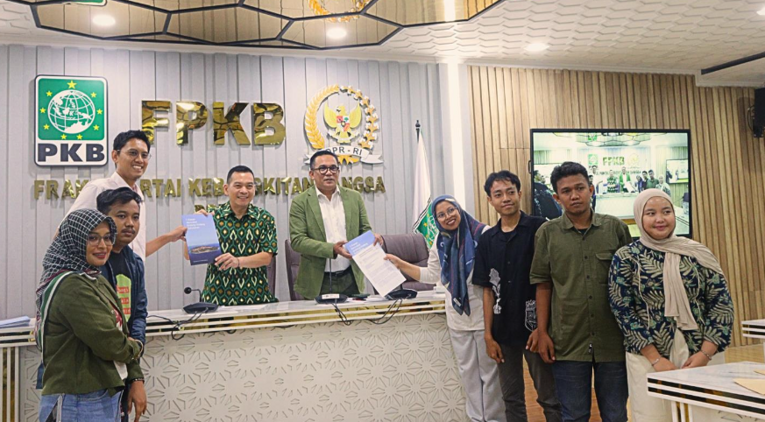 Koalisi UU Kehutanan menyerahkan tuntutan penghentian pembahasan revisi UU Kehutanan kepada Fraksi PKB di DPR. Foto: Greenpeace Indonesia