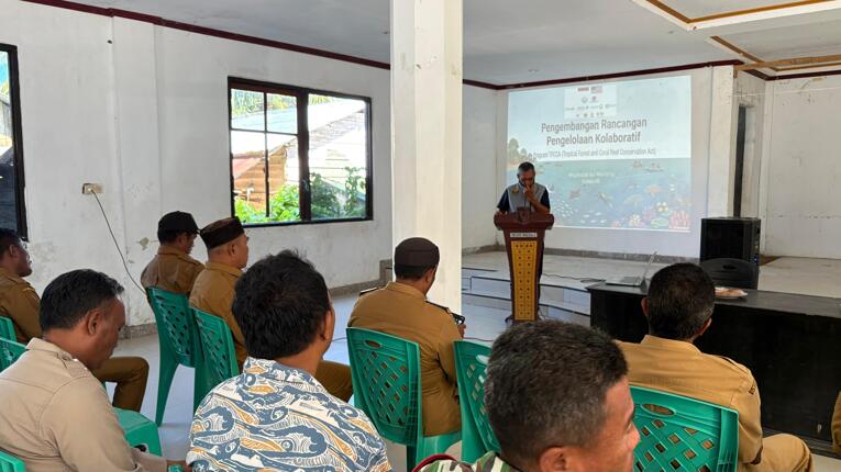 Pembahasan rancangan dokumen kolabiratif sasi di Kantor Desa Waesala.
