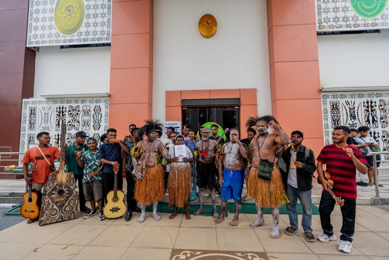 Masyarakat Adat Malind menggugat pembangunan jalan 135 km di PTUN Jayapura, 5 Maret 2026. Dok. Greenpeace
