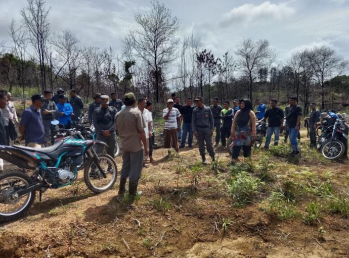 Warga Pantai Melayu, Kelurahan Rempang Cate, Pulau Rempang, Kepulauan Riau menghentikan pematokan pembangunan Sekolah Merah Putih. Foto: Walhi