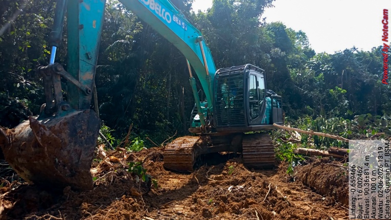 Alat berat yang digunakan PT Borneo Surya Mining Jaya (PT BSMJ), bagian dari Grup First Resources Ltd, di kebun warga Muara Tae.Foto: Kaoem Telapak