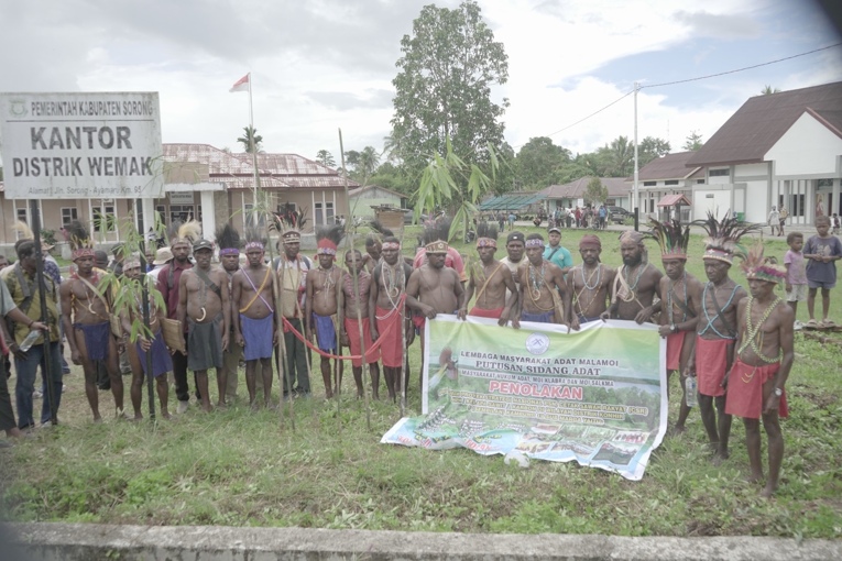 Sidang Masyarakat Adat Malamoi di Sorong menolak proyek cetak sawah di wilayah adat mereka. Foto: Pusaka