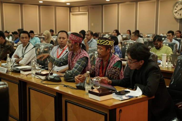 Tarsisius Fendy Sesupi (ketiga dari kiri), kepala adat Dayak Kualan dalam RDPU dengan Komisi XIII DPR, Selasa, 30 Juni 2026. Dok. Satya Bumi