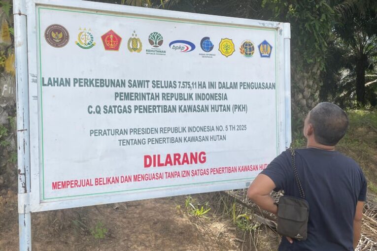 Plang penyegelan Satgas PKH di salah satu perusahaan perkebunan kelapa sawit di Padang Lawas Utara, Sumatera Utara. Dok. Walhi Sumut