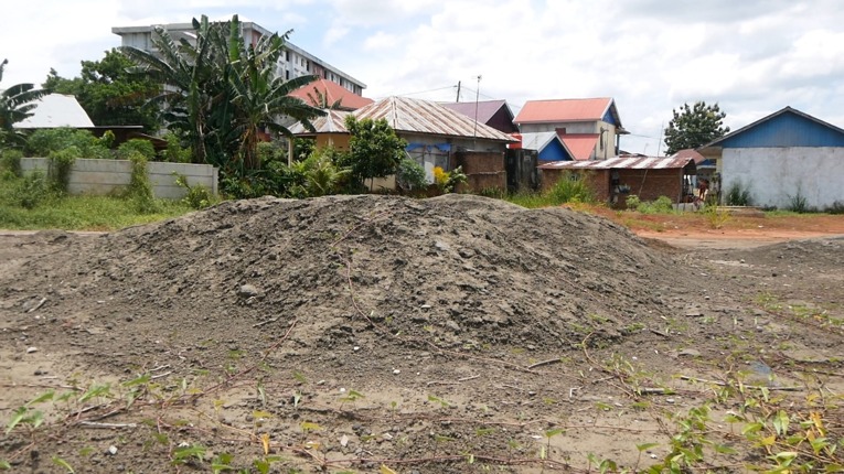 Tumpukan limbah batu bara yang diduga dibuang di dekat permukiman warga di Bengkulu. Sumber: Koalisi STuEB.