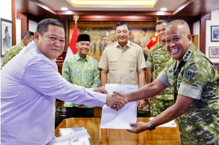 Penyerahan SK PPKH Kemenhut kepada Kemenhan untuk pembangunan Yonif TP TNI AD. Foto: Kemenhan