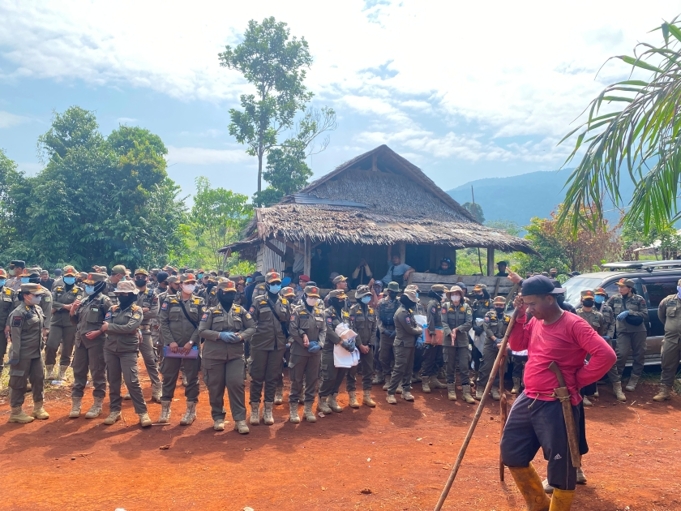 Seorang petani berdiri di hadapan Satpol PP saat penggusuran paksa terjadi di Dusun Laoli, Luwu Timur, Sulsel, 31 Juli 2026. Dok. LBH Makassar