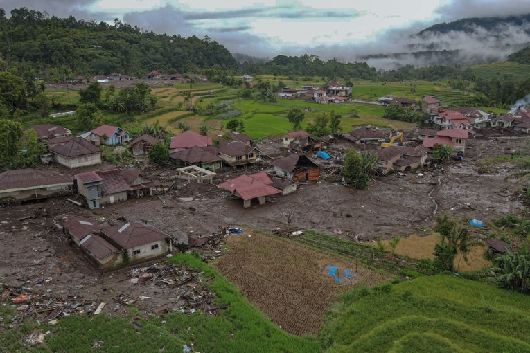 Tampak dari ketinggian kondisi lahan sawah dan ladang serta permukiman warga di Sumatera Barat dalam kondisi rusak. Sumber: LBH Padang.
