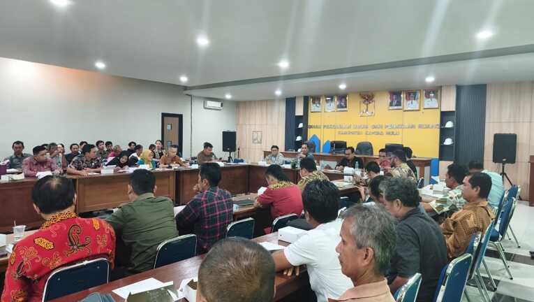 Mediasi masyarakat adat, akademisi, masyarakat sipil, dan pemerintah daerah di Aula PUPR Kabupaten Kapuas Hulu, Kalbar. Foto: Link AR Borneo