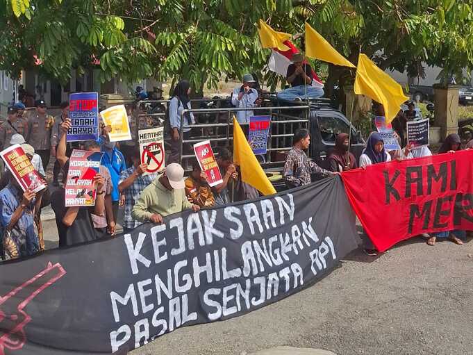 Massa Forum Masyarakat Pino Raya (FMPR) menggelar unjuk rasa di depan kantor Kejaksaan Negeri Manna, pada Selasa (11/8/2026). Sumber: Walhi Bengkulu.