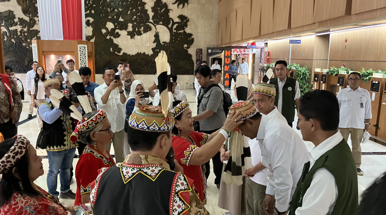 Masyarakat Adat Bahau Umaq Suling menggelar ritual pengajuan hutan adat di Kemenhut. Foto: Bahau Umaq Suling