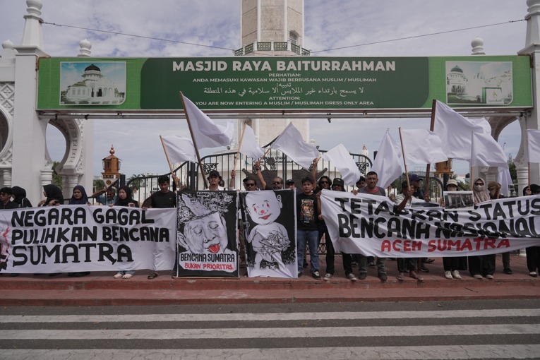 Massa Koalisi Masyarakat Sipil Peduli Bencana melakukan aksi kibarkan bendera putih di Banda Aceh, pada Jumat (14/8/2026). Sumber: Istimewa.