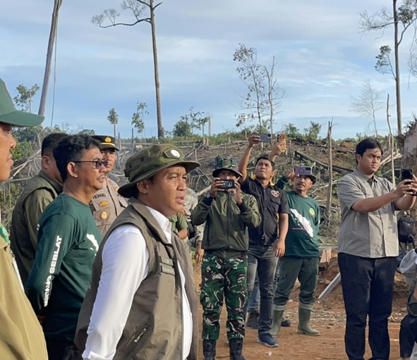 Menteri Kehutanan Raja Juli Antoni mengawal Operasi Merah Putih di kawasan Bentang Alam Seblat, Bengkulu. Foto: Lingkar Inisiatif Indonesia