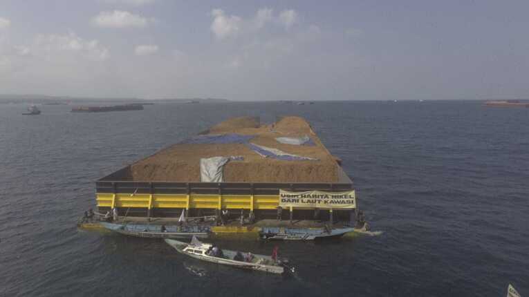 Aksi Nelayan di atas perahu dan memasang spanduk pengusiran Harita Nickel, perusahaan yang beraktivitas di Pulau Obi. Foto: Walhi