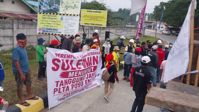 Ratusan warga Desa Sulewana menggelar aksi protes di depan kantor PT Poso Energy, pada 26 Agustus 2026. Sumber: Aliansi Masyarakat Sulewana.