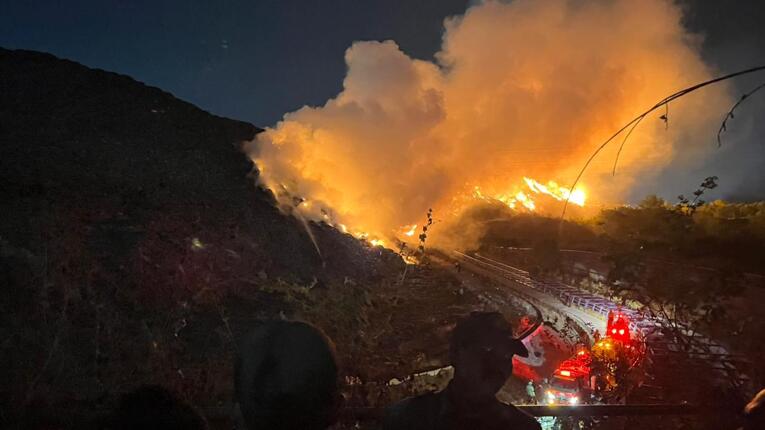 Kepulan asap tampak membubung di lokasi kebakaran di TPA Putri Cempo, di Surakarta, pada Kamis (3/9/2026) malam. Sumber: Walhi Jateng.