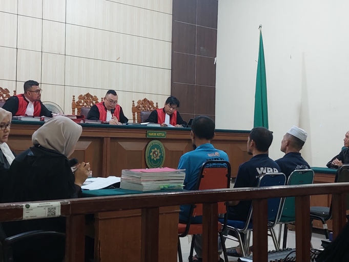 Terdakwa perdagangan pipa gading gajah, Sendie Antonio dan Muhamad Rahayudi, di PN Pelalawan. Foto: Koalisi Untuk Gajah Pelalawan