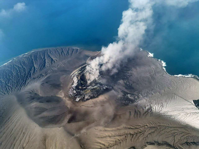 Tampak dari ketinggian kondisi Gunung Krakatau saat mengalami erupsi. Sumber: Kementerian ESDM.