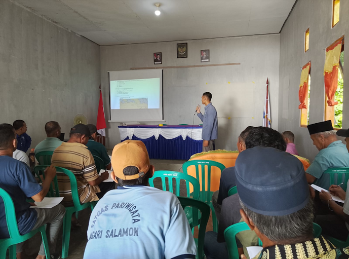 Ahli Meteorologi/Geofisika Stasiun Meteorologi Maritim Ambon, Hasan, saat memberikan materi sekolah lapang cuaca nelayan (M. Jaya Barends/Betahita)