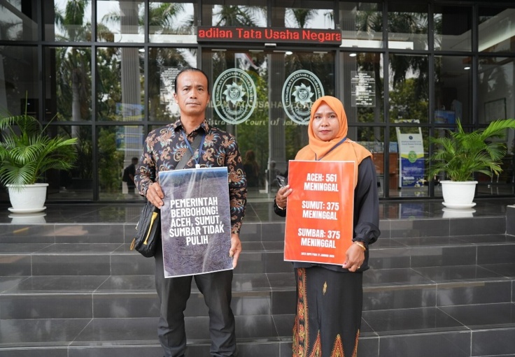 Dua korban bencana Sumatera usai bersaksi dalam citizen lawsuit bencana Sumatera di PTUN Jakarta, 16/9/2026. Sumber: Trend Asia