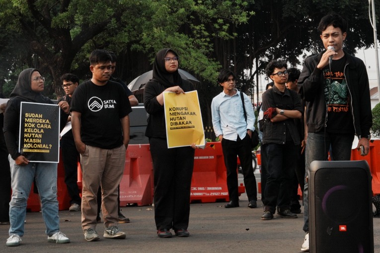 Koalisi Reset Kehutanan saat menyuarakan bencana karhutla pada Aksi Kamisan ke 925, pada 17 September 2026. Sumber: Koalisi Reset Kehutanan.