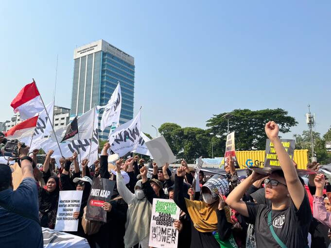 Walhi menggelar aksi demonstrasi memperingati hari keadilan ekologis di depan aprlemen di Jakarta pada Senin (21/9/2026). Foto: Walhi