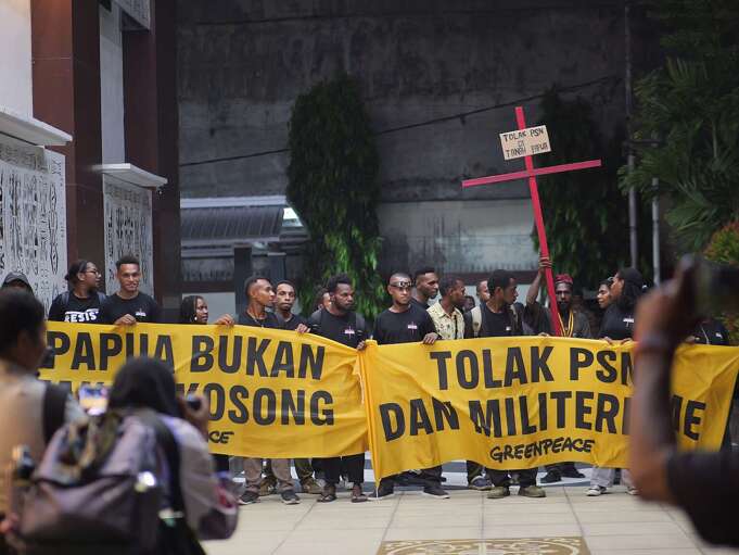 Anak muda Papua menggelar aksi solidaritas di PTUN Jayapura pada 15 Juli 2026. Sumber: Maurids/Greenpeace.