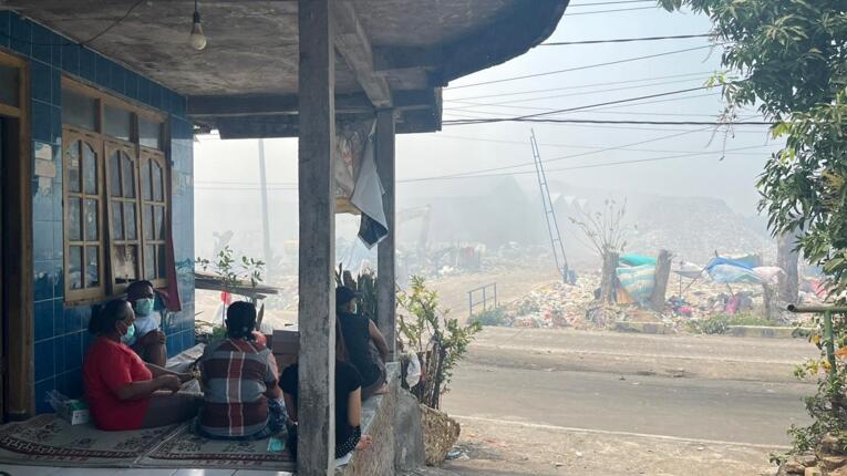 Pemukiman di sekitar PLTSa Putri Cempo terdampak asap kebakaran. Foto: Paguyuban Pemulung TPA Putri Cempo