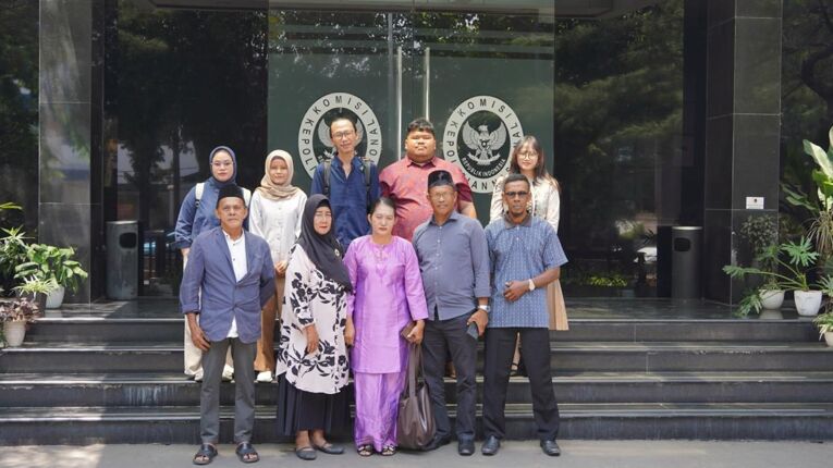 Warga Rempang mengadu ke lima lembaga di Jakarta atas dugaan kriminalisasi atas proyek Sekolah Terintegrasi Merah Putih. Foto: Walhi