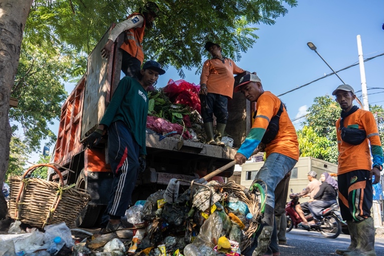 Bersih Kali Tebu di Surabaya saat Perayaan Hari Sungai Sedunia pada Minggu (27/9/2026). Foto: Ecoton