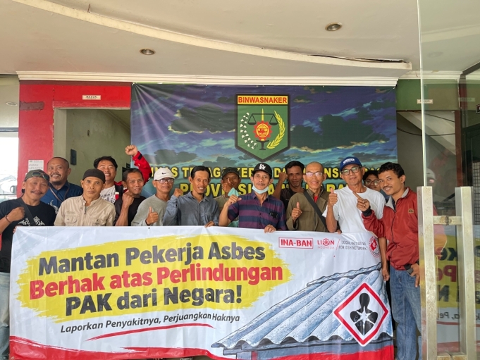 Mantan pekerja industri pengolahan asbes melaporkan dugaan penyakit akibat kerja (PAK) ke pemda Karawang, Senin (28/9). Sumber: Ahmad Budi Santoso