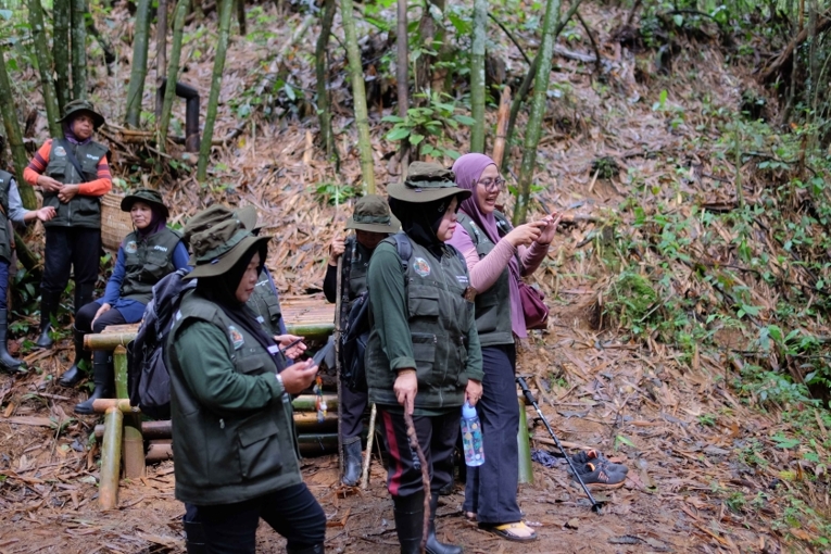 Perempuan penjaga hutan saat melakukan monitoring di kawasan hutan Semende, OKI, Sumatera Selatan. Sumber: TAF