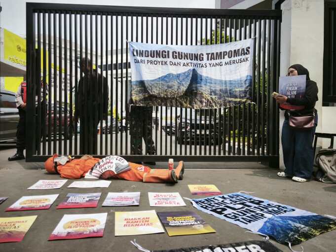 Aksi Walhi regional Jawa bersama Rhizoma Indonesia dan masyarakat terdampak di depan kantor Kementerian ESDM, pada 9 Oktober 2026. Sumber: Walhi.