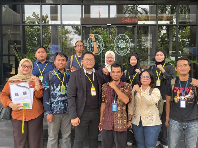 Nelayan Babel dan kuasa hukum di PTUN Jakarta. Foto: Walhi