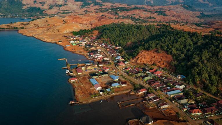 Tampak dari ketinggian permukiman warga yang berada di blok tambang Mandiodo di Kecamatan Molawe, Konawe Utara. Sumber: Yudi Nofandi/Auriga Nusantara.