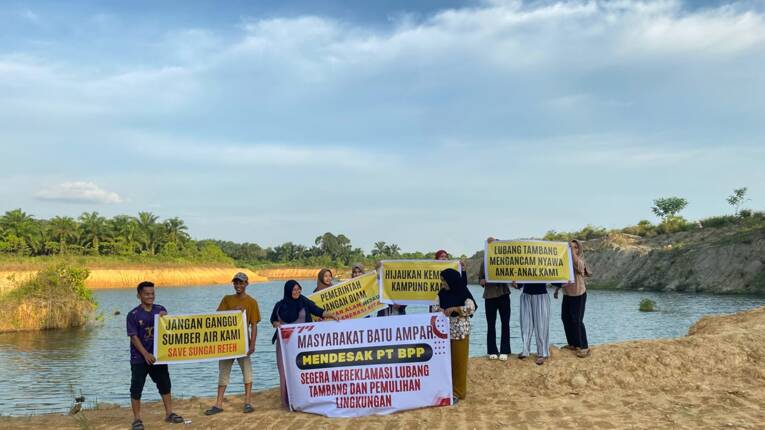 Masyarakat Desa Batu Ampar gelar aksi peringatan Hari Lingkungan Hidup Sedunia 2026, di lubang bekas tambang milik PT BPP. Sumber: Walhi Riau.