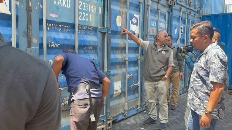 23 kontainer berisi kayu merbau asal Nabire diamankan oleh Gakkum Kehutanan di Surabaya, karena diduga ilegal. Sumber: Kemenhut.
