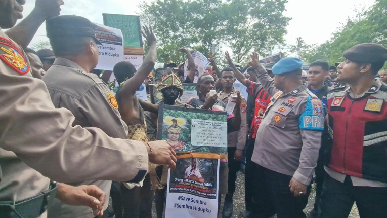 Masyarakat Suku Srer, Kabupaten Sorong Selatan, Papua Barat Daya, menolak rencana investasi pabrik air minum pada 26 Oktober 2026. Dok. Istimewa.