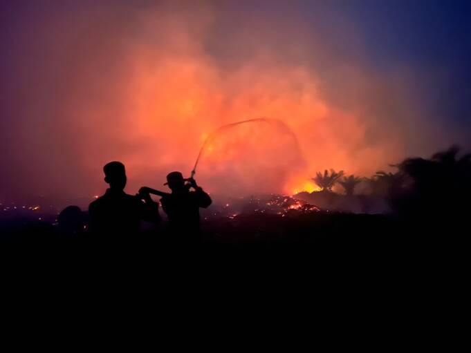 Petugas sedang memadamkan api di Kalimantan Barat pada Minggu, 25 Oktober 2026. Sumber: BNPB.