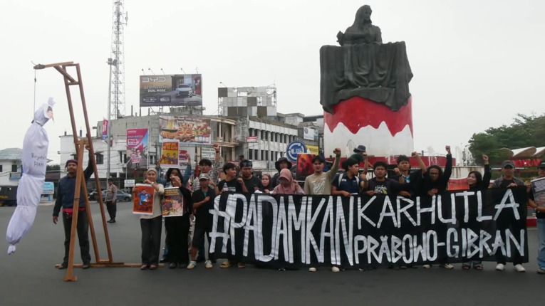 Massa menggantungkan pocong bergambar Prabowo dan Gibran, dalam aksi solidaritas korban karhutla, di Bengkulu, pada Selasa kemarin. Sumber: Istimewa.