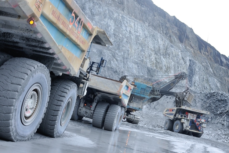 Aktivitas kendaraan angkut tambang di PT Freeport Indonesia. Tailing yang dihasilkan PT Freeport rencananya akan digunakan untuk material agregat infrastruktur jalan./Foto: PT Freeport Indonesia  