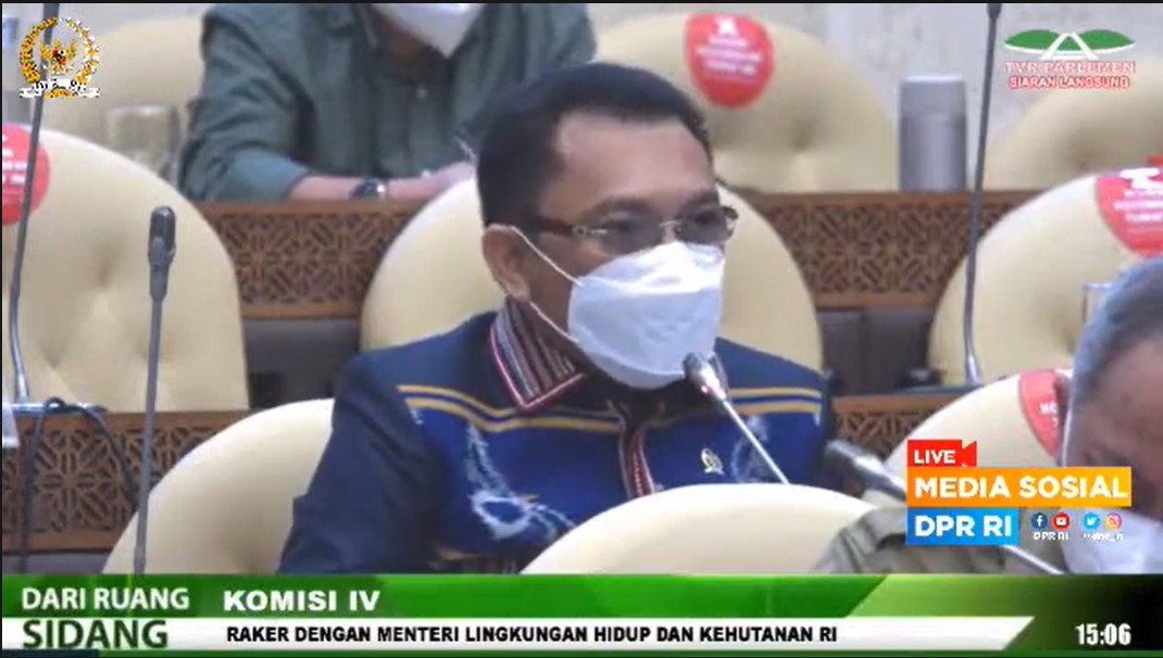 Anggota Komisi IV DPR RI Yohanis Fransiskus Lema dalam Rapat Kerja dengan dengan Menteri Lingkungan Hidup dan Kehutanan Siti Nurbaya Bakar di Gedung Nusantara, Senayan, Jakarta, Senin (1/2/2021)./Foto: Runi/Man/DPR RI