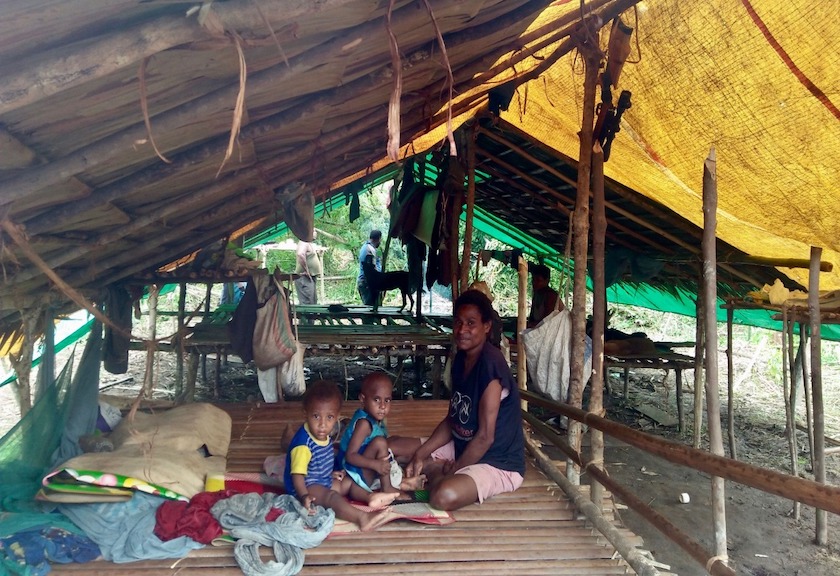 Perempuan adat Suku Malind bersama anaknya di Kampung Zanegi, Merauke, Papua. Foto: Istimewa