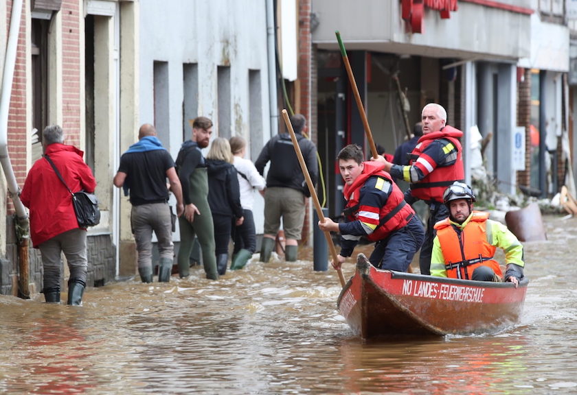 Petugas evakuasi mendayung perahu di tengah banjir yang melanda Belgia Juli lalu. Foto: pbs.org