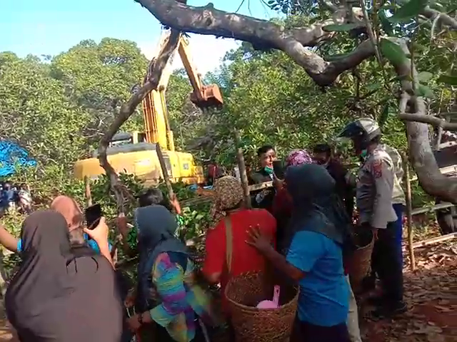Penghadangan ekskavator milik Anak perusahaan Harita Group, PT Gema Kreasi Perdana (GKP), yang menerobos lahan warga di Roko-Roko Raya, Konawe Kepulauan, Sulawesi Tenggara.