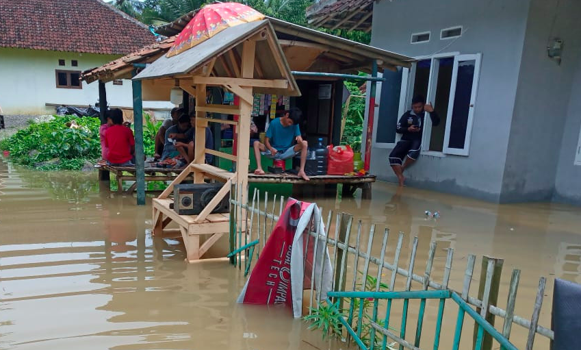 Rumah warga terendam saat banjir melanda Banten pada 2021. Awal pekan Maret 2022, banjir kembali melanda akibat curah hujan ekstrem. Lima tewas dan ratusan warga mengungsi. Foto: BNPB